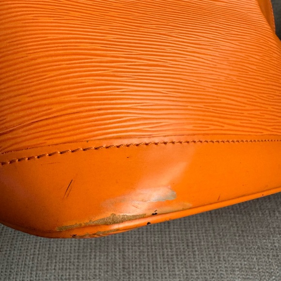 Louis Vuitton Alma - Picture 9 of 16